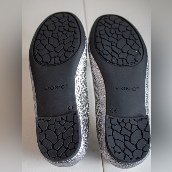 Vionic Anita Silver Leather Classic All Day Comfort Flats Women’s Shoes Size 8W - Picture 10 of 10